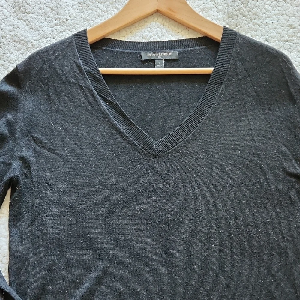 Banana Republic Black High V-neck Lightweight Sweater Long Sleeve Sz S/M Preppy